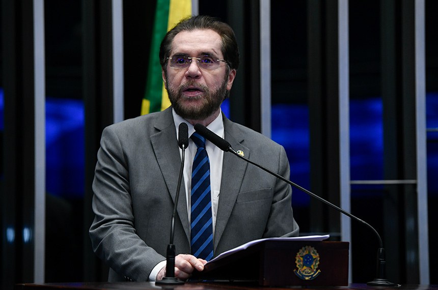 Em discurso, à tribuna, senador Plínio Valério (PSDB-AM).
