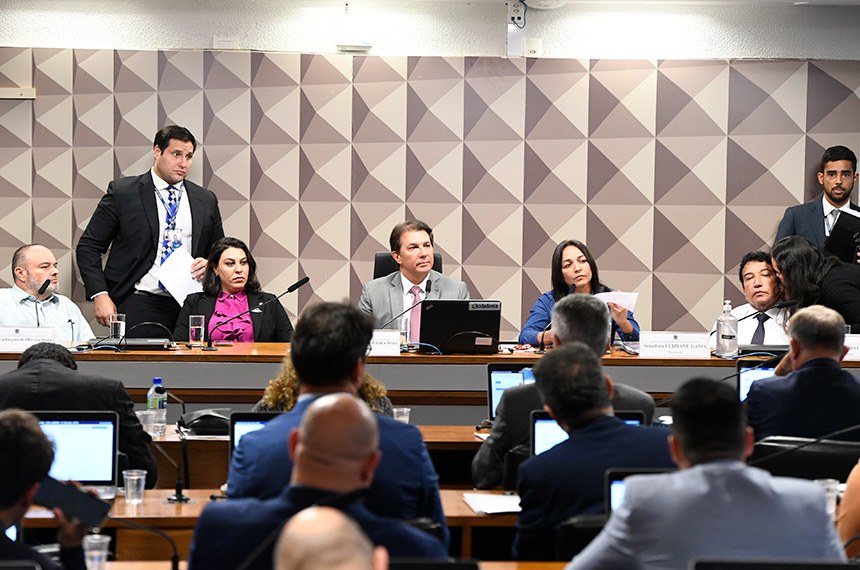 Ouvir as testemunhas faz parte da linha investigatória estabelecida pela relatora no plano de trabalho, que começa pelos fatos anteriores aos ataques de 8 de janeiro contra os Poderes da República. 
 
Mesa:
condenado pela tentativa de atentado a bomba, George Washington de Oliveira Sousa;
advogada do depoente, Rannie Karlla;
presidente da CPMI do 8 de Janeiro, deputado Arthur Maia (União-BA);
relatora da CPMI do 8 de Janeiro, senadora Eliziane Gama (PSD-MA);
2° vice-presidente da CPMI do 8 de Janeiro, senador Magno Malta (PL-ES).