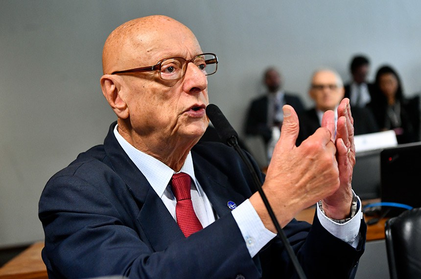 Em pronunciamento, à bancada, senador Esperidião Amin (PP-SC).