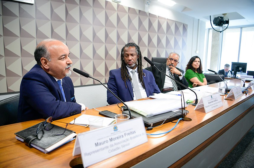 Mesa:
conselheiro titular no Conselho dos Direitos da Pessoa Idosa do Distrito Federal, e representante da Associação Brasileira do Cidadão Sênior (Abracs), Mauro Moreira Freitas, em pronunciamento; 
secretário Nacional dos Direitos Humanos da Pessoa Idosa, Alexandre da Silva; 
presidente da CDH, senador Paulo Paim (PT-RS); 
secretária Nacional de Cuidados e Família do Ministério do Desenvolvimento e Assistência Social, Família e Combate à Fome (SNCF/MDS), Lais Abramo; 
diretora de Proteção da Pessoa Idosa do Ministério dos Direitos Humanos e da Cidadania (MDHC), Symone Maria Machado Bonfim.