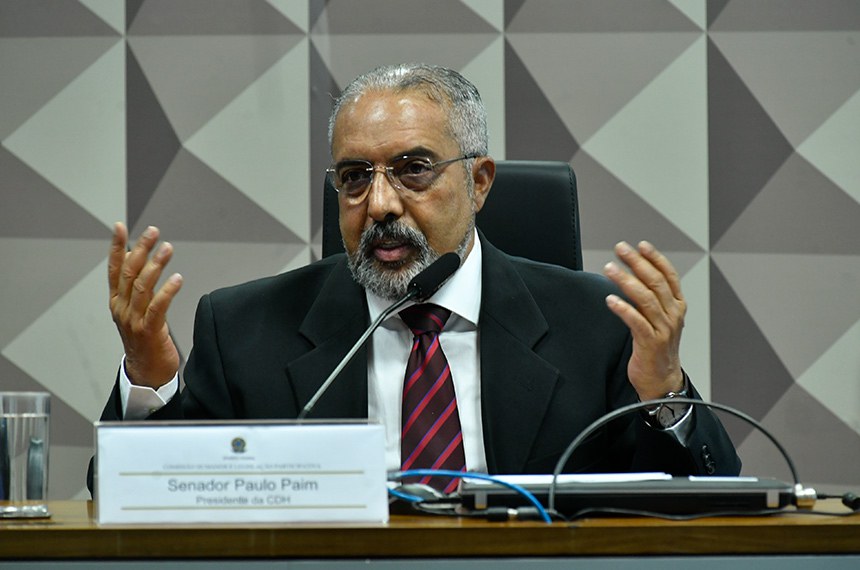 Mesa: 
presidente da CDH, senador Paulo Paim (PT-RS), em pronunciamento.