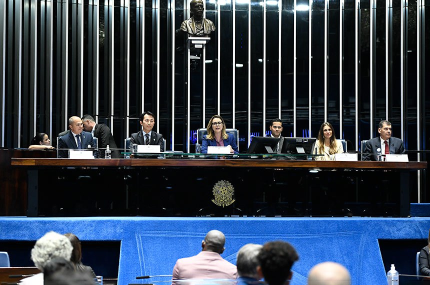 Mesa: 
diretor-geral do Comitê Olímpico do Brasil (COB), Rogério Sampaio; 
embaixador do Japão (último país sede dos Jogos Olímpicos), Hayashi Teiji; 
presidente e requerente desta sessão, senadora Leila Barros (PDT-DF) - em pronunciamento; 
secretário-geral adjunto da Mesa do Senado Federal; 
secretária-executiva do Ministério do Esporte, Juliana Picoli Agatte; 
representante da organização Atletas pelo Brasil, Rui Campos do Nascimento.