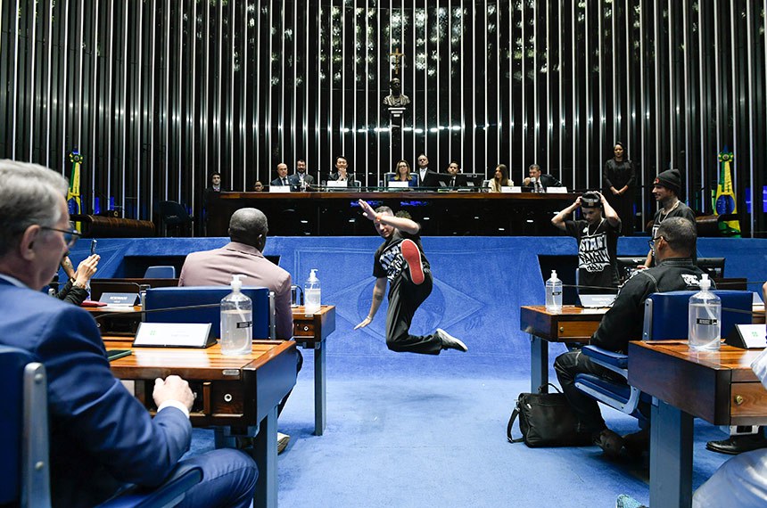 Mesa: 
diretor-geral do Comitê Olímpico do Brasil (COB), Rogério Sampaio; 
embaixador do Japão (último país sede dos Jogos Olímpicos), Hayashi Teiji; 
presidente e requerente desta sessão, senadora Leila Barros (PDT-DF); 
secretário-geral adjunto da Mesa do Senado Federal; 
secretária-executiva do Ministério do Esporte, Juliana Picoli Agatte; 
representante da organização Atletas pelo Brasil, Rui Campos do Nascimento.