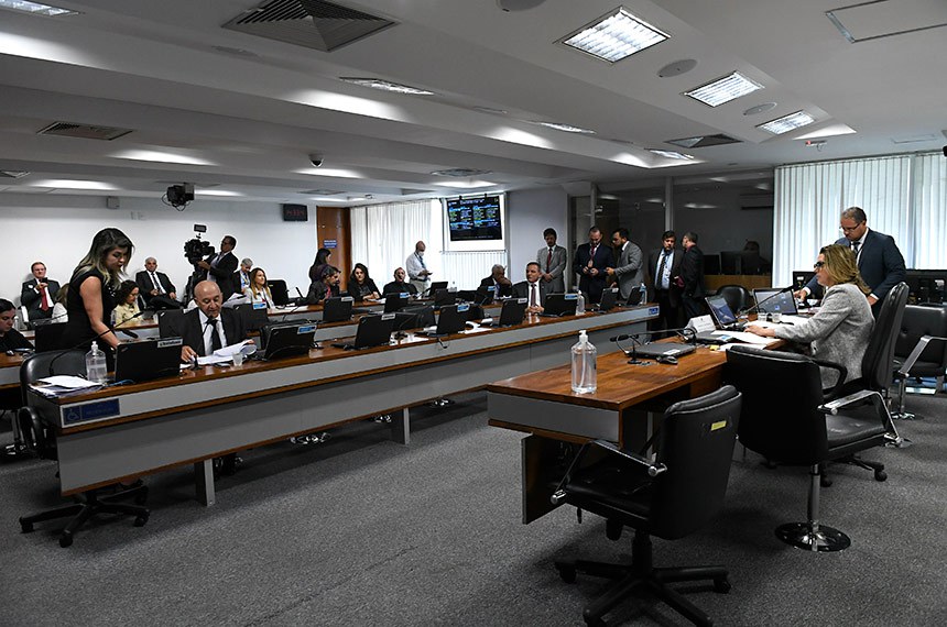 Bancada:
senador Confúcio Moura (MDB-RO) em pronunciamento;
senador Marcio Bittar (União-AC).