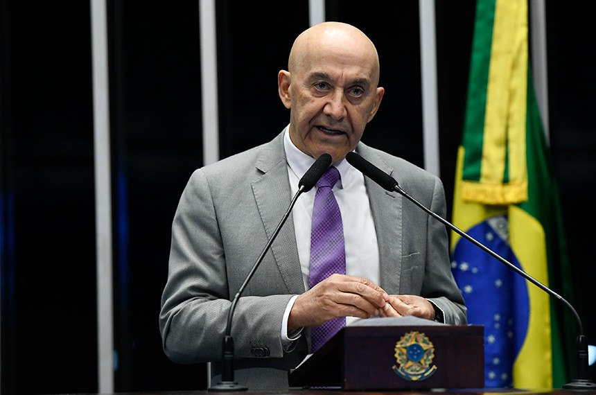 À tribuna, em discurso, senador Confúcio Moura (MDB-RO).