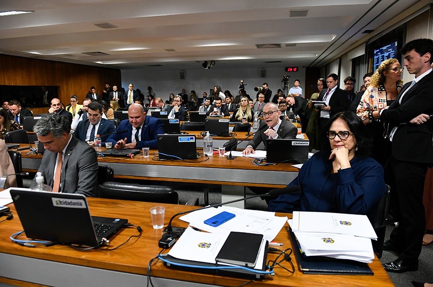 À bancada, em pronunciamento, senador Fabiano Contarato (PT-ES).