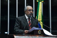 Paulo Paim cobra redução da taxa de juros