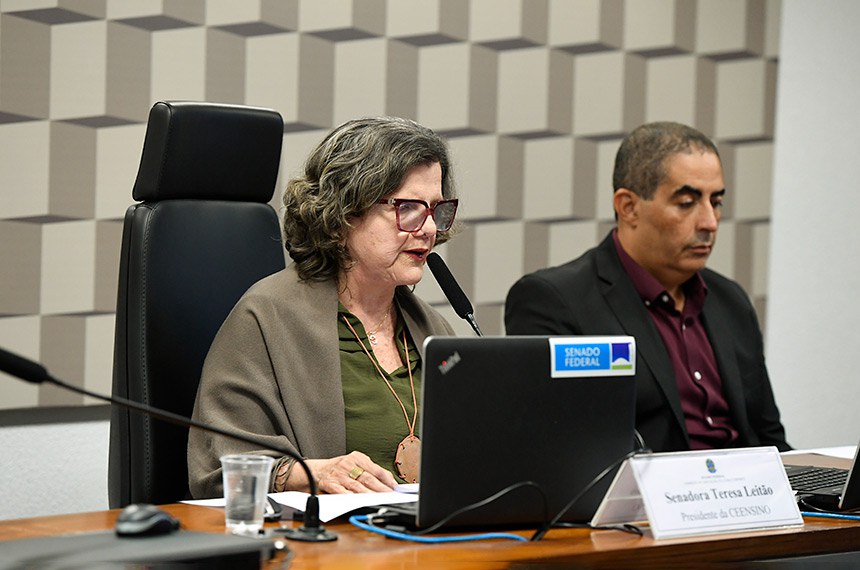 Mesa:
presidente da CEENSINO, senadora Teresa Leitão (PT-PE).
coordenador da Secretaria de Finanças (Contee), Rodrigo de Paula.