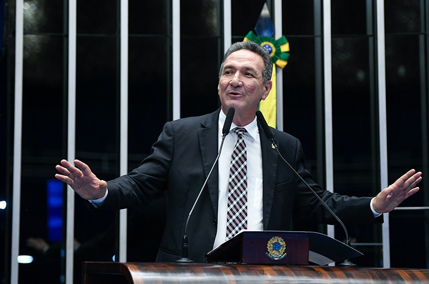 Em discurso, à tribuna, senador Lucas Barreto (PSD-AP). 