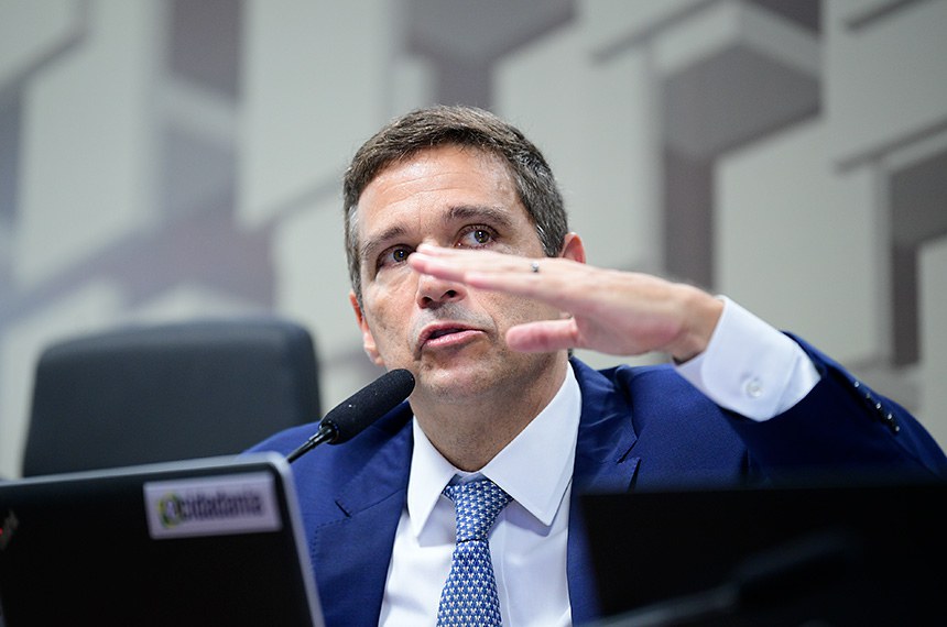 À mesa, em pronunciamento, presidente do Banco Central, Roberto Campos Neto.