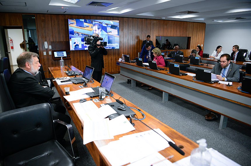 À mesa, presidente da CE, senador Flávio Arns (PSB-PR).