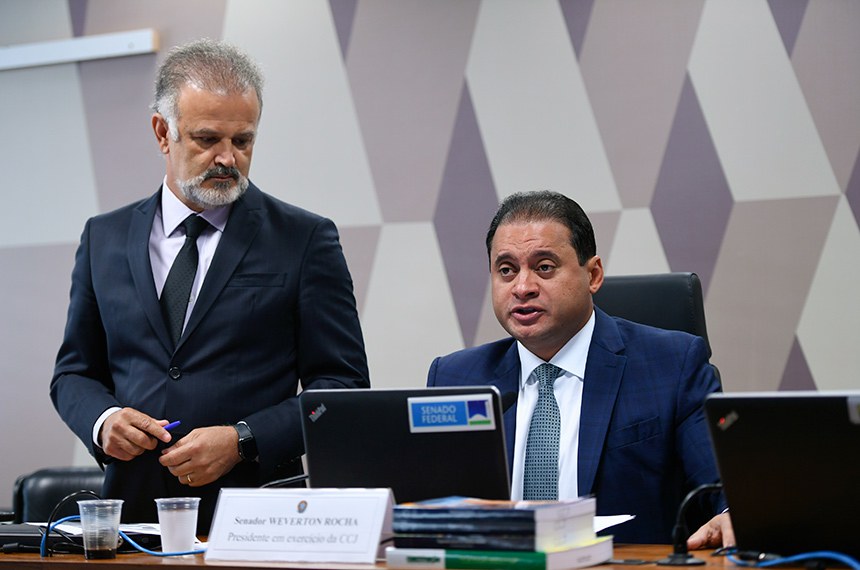 Mesa: 
presidente em exercício da CCJ, senador Weverton (PDT-MA).
