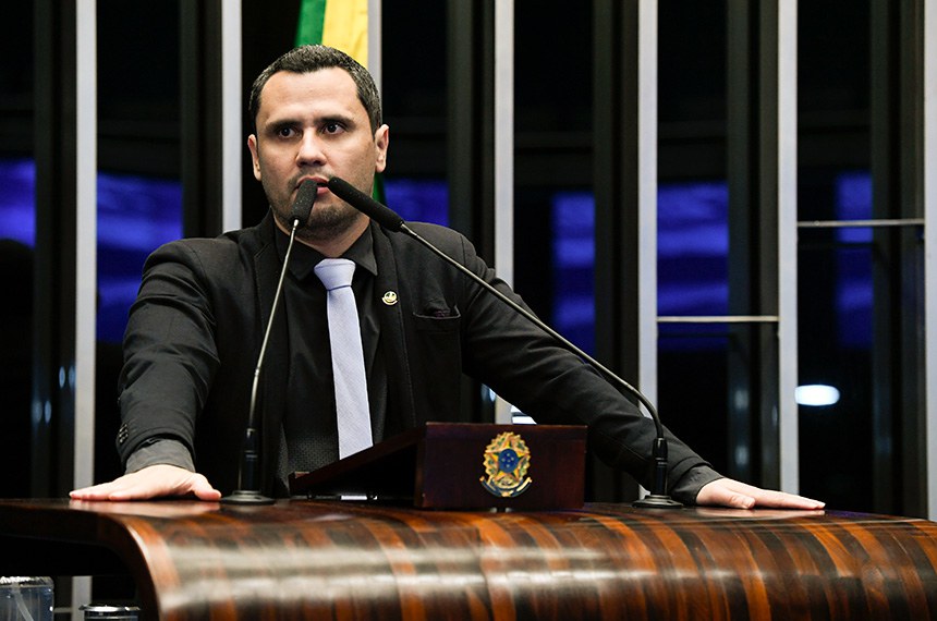 À tribuna, em discurso, senador Cleitinho (Republicanos-MG). 