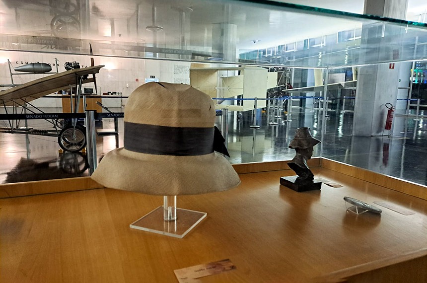 Objetos pessoais de Santos Dumont, como o famoso chapéu, podem ser vistos de perto - Foto: Mayra Cunha/Secom