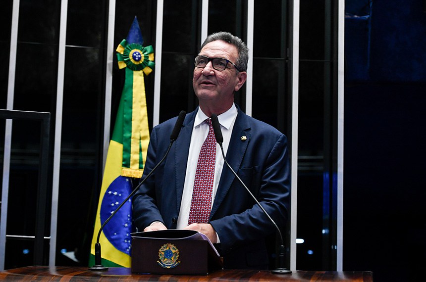 À tribuna, em discurso, senador Lucas Barreto (PSD-AP). 