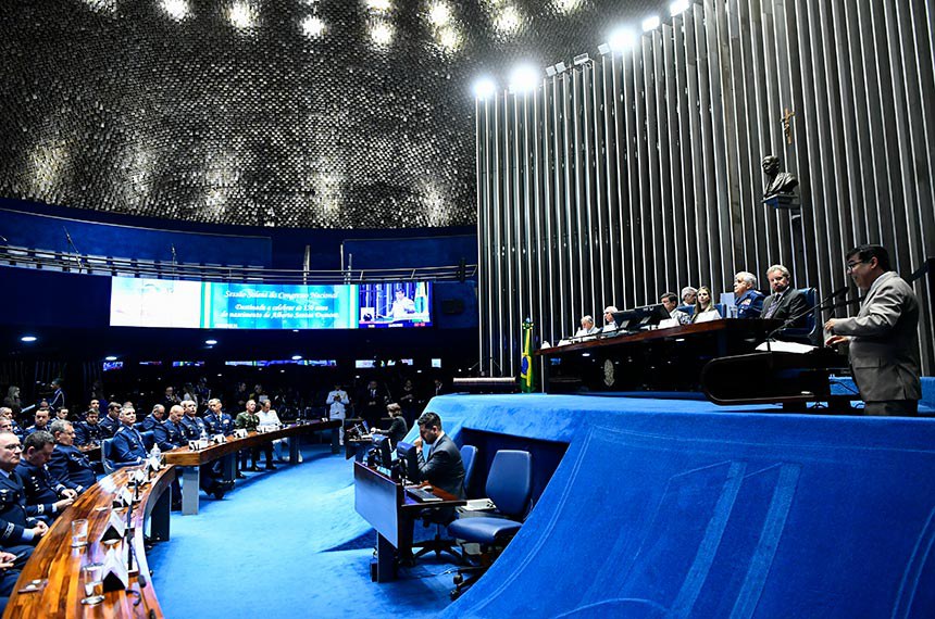 Mesa:
senador Izalci Lucas (PSDB-DF); 
senadora Damares Alves (Republicanos-DF);
comandante da Força Aérea Brasileira (FAB), tenente-brigadeiro do ar, Marcelo Kanitz Damasceno;
senador Carlos Viana (Podemos-MG), conduz sessão;
diretora da Secretaria Legislativa do Congresso Nacional, Roberta Lys de Moura Rochael;
 presidente do Superior Tribunal Militar (STM), ministro tenente-brigadeiro do ar, Francisco Joseli Parente Camelo;
requerente desta sessão, deputado Luiz Fernando Faria (PSD-MG).