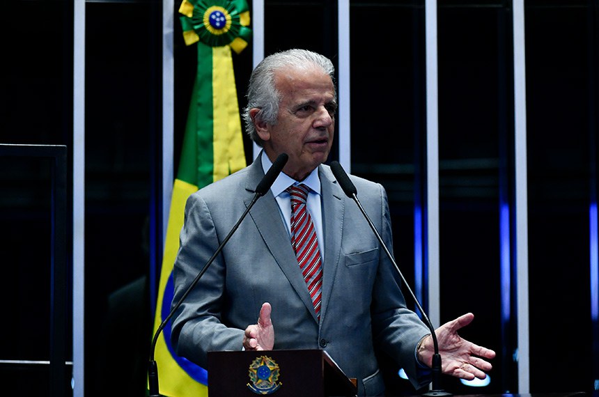 Em discurso, à tribuna, ministro da Defesa, José Mucio.