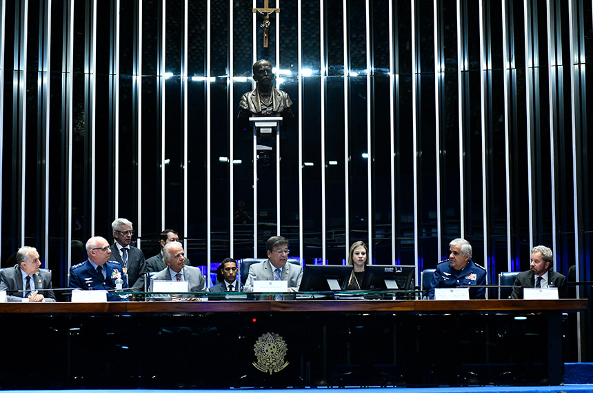 Parlamentares e autoridades do governo e das Forças Armadas na sessão de homenagem - Foto: Geraldo Magela/Agência Senado