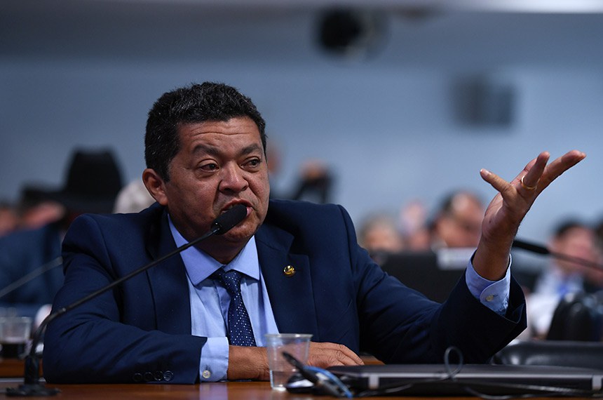 Em pronunciamento, à bancada, senador Beto Faro (PT-PA).