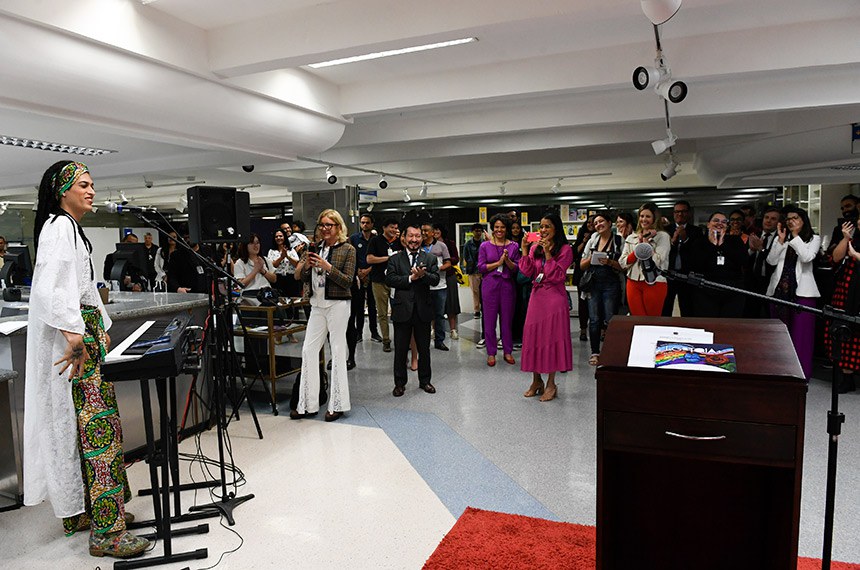 Cantora Flor Furacão faz apresentação.