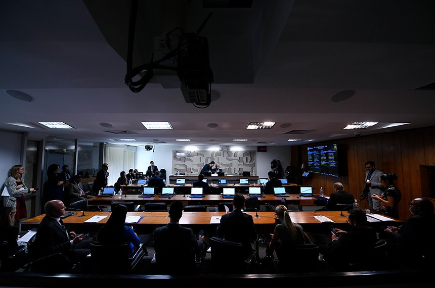 À mesa, o presidente da CSP, senador Sérgio Petecão (PSD-AC).