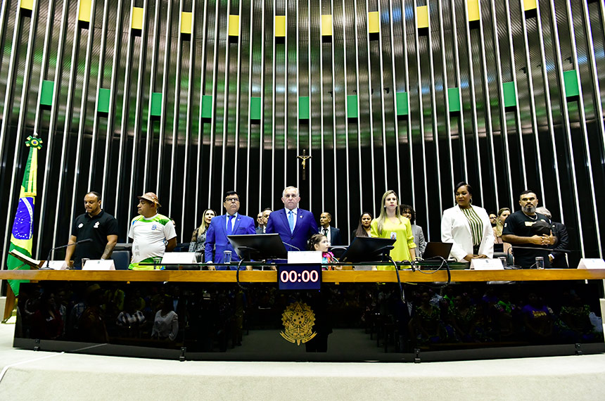 Izalci Lucas (ao centro) presidiu a sessão solene - Foto: Waldemir Barreto/Agência Senado