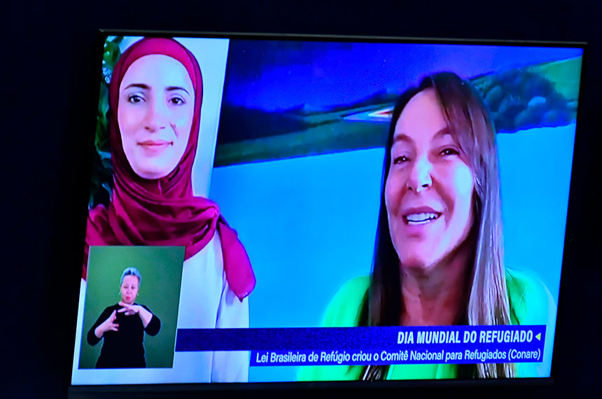 Mara Gabrilli participou de forma remota ao lado da refugiada síria Razan Suliman (canto superior esquerdo) - Foto: Geraldo Magela/Agência Senado