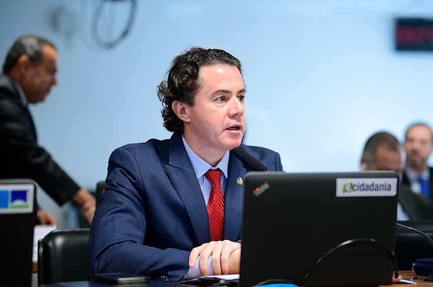 Em pronunciamento, à bancada, senador Veneziano Vital do Rêgo (MDB-PB).  