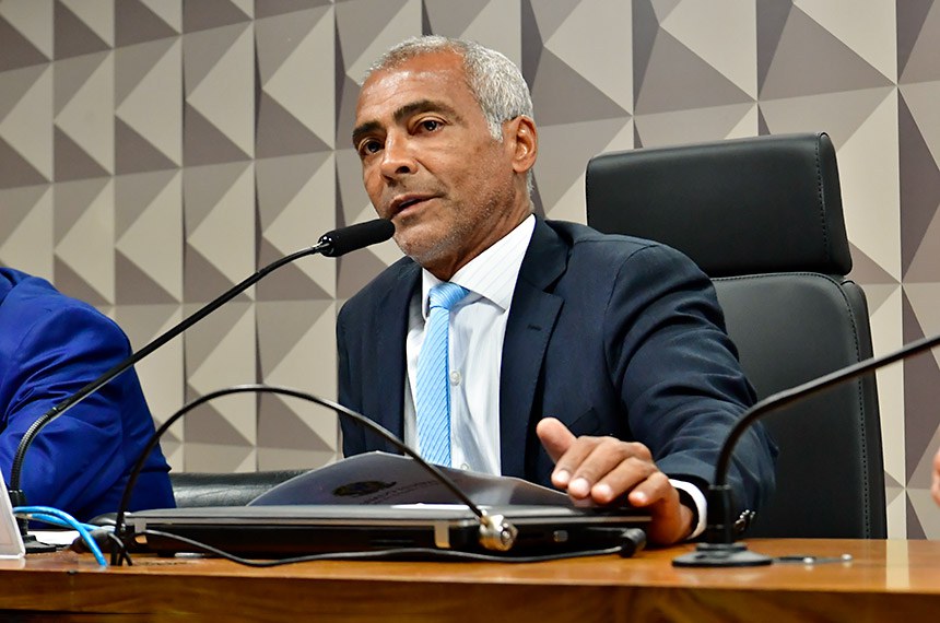 À mesa, em pronunciamento, presidente da CEsp, senador Romário (PL-RJ).
