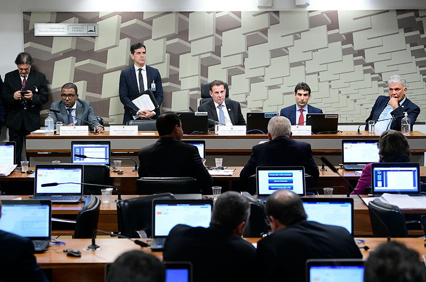 Mesa:
indicado para o cargo de diretor de Fiscalização do Banco Central do Brasil (BC), advogado Ailton de Aquino Santos (MSF 28/2023);
presidente da CAE, senador Vanderlan Cardoso (PSD-GO);
indicado para o cargo de diretor de Política Monetária do Banco Central, economista Gabriel Galípolo (MSF 27/2023);
senador Sérgio Petecão (PSD-AC).