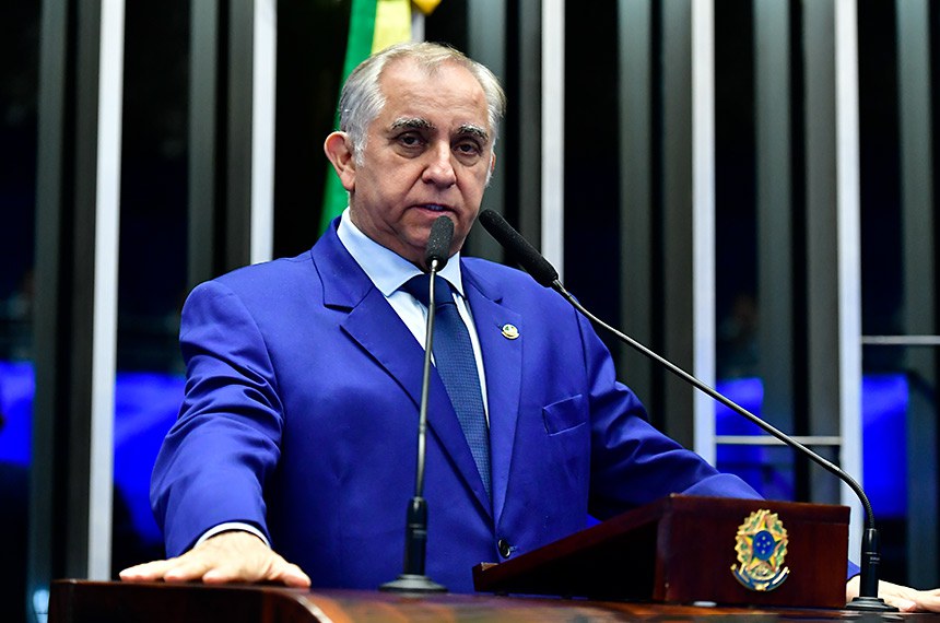 À tribuna, em discurso, senador Izalci Lucas (PSDB-DF). 