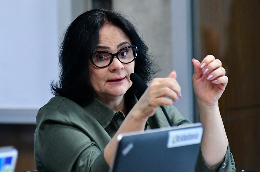 Em pronunciamento, à bancada, relatora do PL 50/2019, senadora Damares Alves (Republicanos-DF).