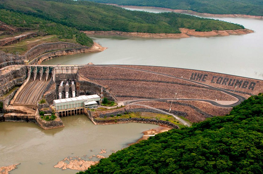 Devido à sua localização privilegiada, Corumbá adiciona ganhos energéticos ao sistema interligado Sul / Sudeste / Centro-Oeste, sobretudo ao Distrito Federal. Sua integração à rede de transporte de energia é feita através das linhas de transmissão de 345 kV, que saem de sua subestação e chegam à subestação de Samambaia, localizada na Capital Nacional.