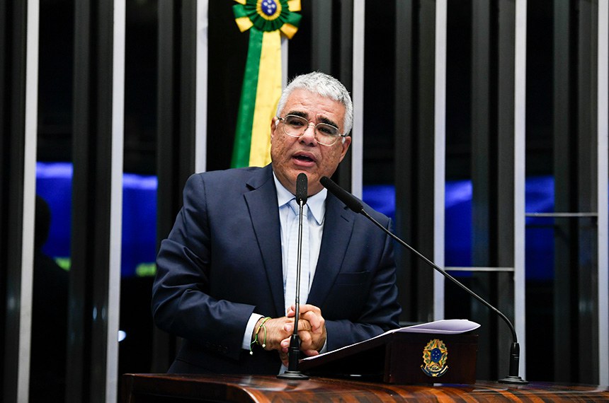 À tribuna, em discurso, senador Eduardo Girão (Novo-CE). 