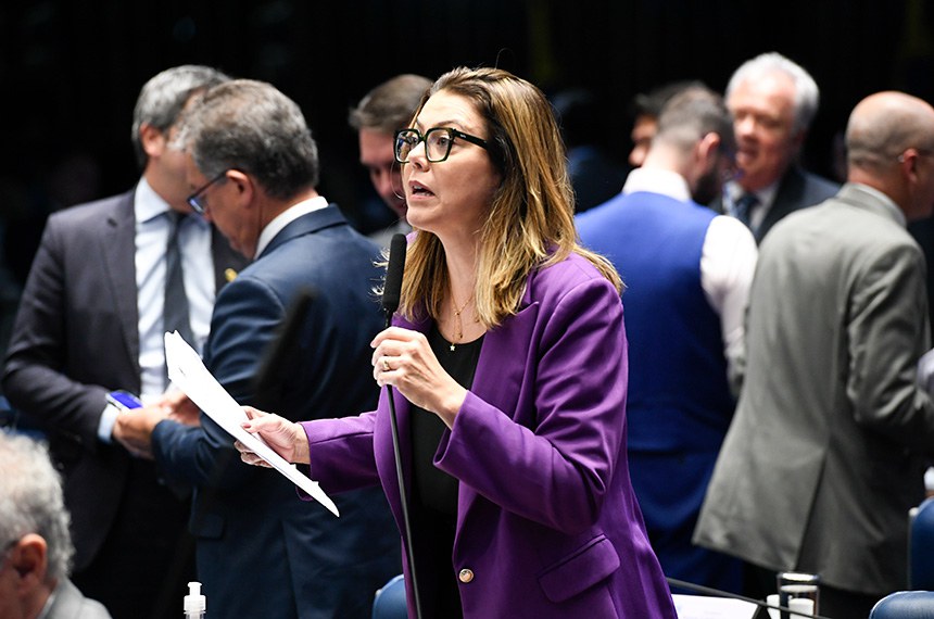 Em pronunciamento, à bancada, senadora Leila Barros (PDT-DF).