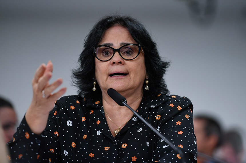 Em pronunciamento, à bancada, senadora Damares Alves (Republicanos-DF).