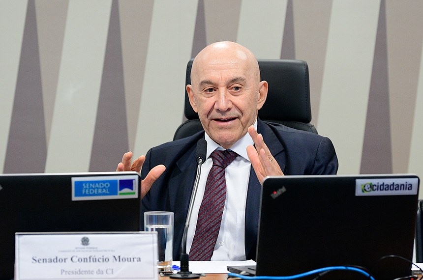 Mesa: 
presidente da CI, senador Confúcio Moura (MDB-RO).