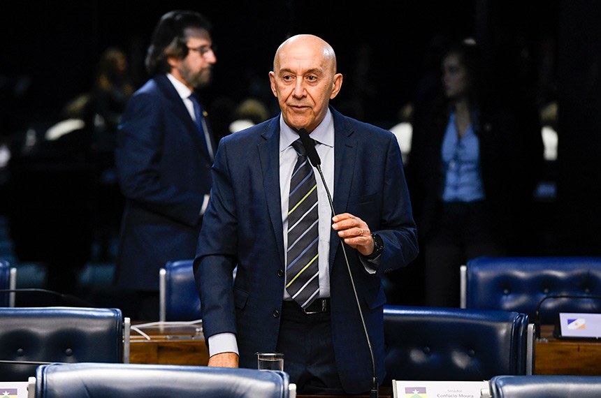 Em pronunciamento, à bancada, senador Confúcio Moura (MDB-RO).