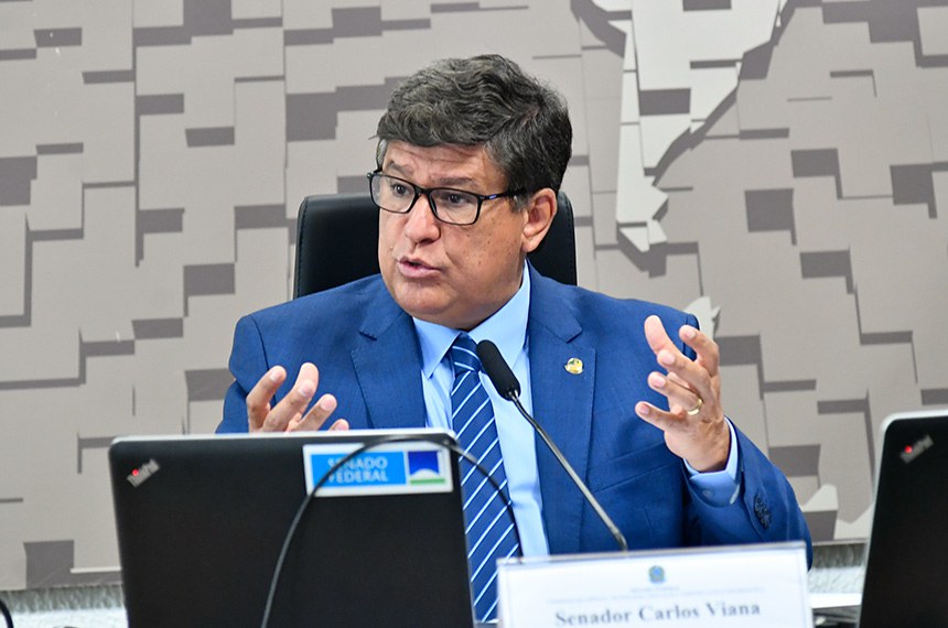 À mesa, presidente da CCT, senador Carlos Viana (Podemos-MG), conduz reunião.