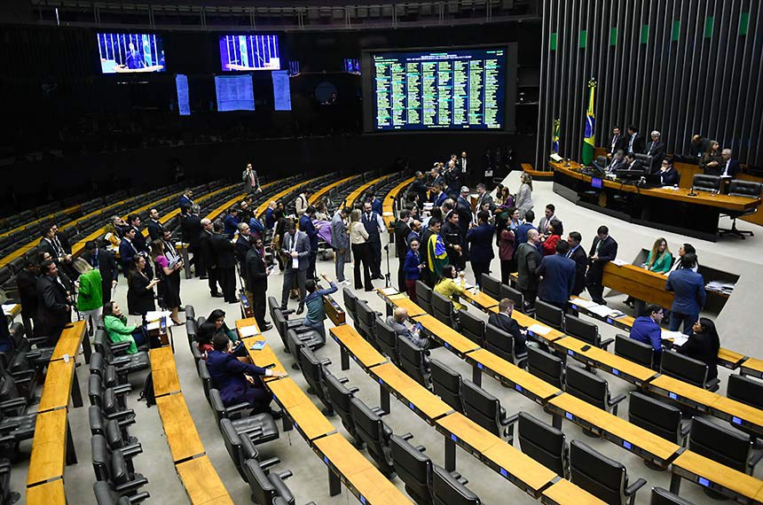 À bancada, parlamentares acompanham sessão.