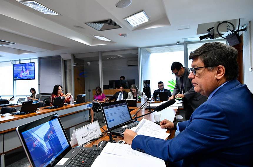 Em pronunciamento, à bancada, senadora Damares Alves (Republicanos-DF).