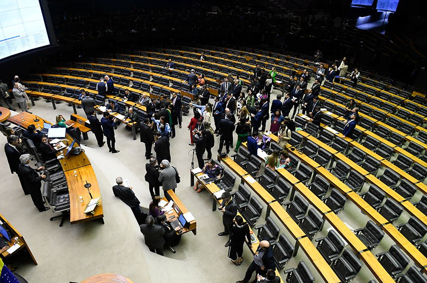 Parlamentares acompanham a sessão.