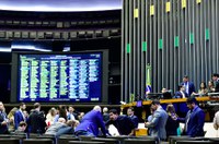 Mantido veto à liberdade irrestrita de opinião para policiais e bombeiros