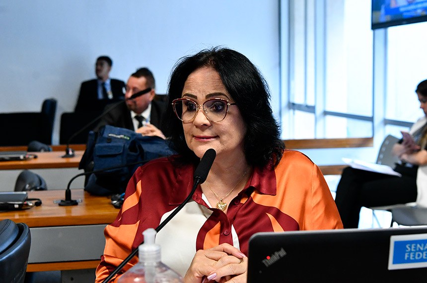 Em pronunciamento, à bancada, senadora Damares Alves (Republicanos-DF).