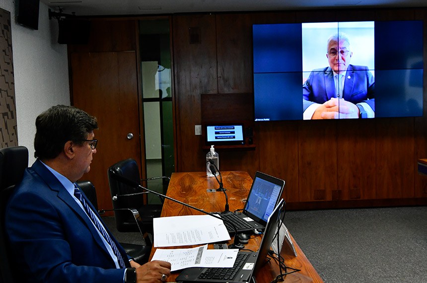 À mesa, presidente da CCT, senador Carlos Viana (Podemos-MG), conduz reunião.