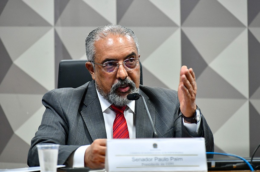 À mesa, presidente da CDH, senador Paulo Paim (PT-RS), conduz audiência.