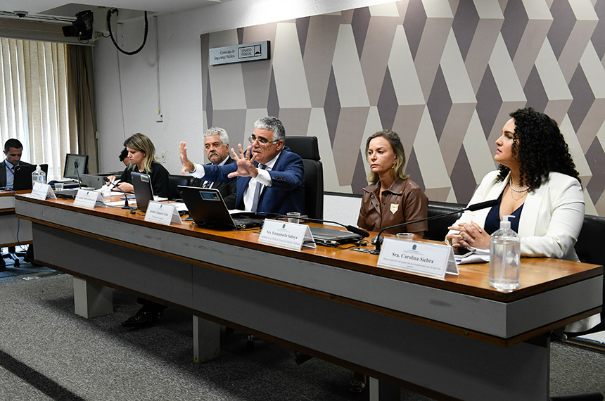 Senador Eduardo Girão, ao centro, presidiu maior parte da audiência, que avançou pela noite - Foto: Roque de Sá/Agência Senado