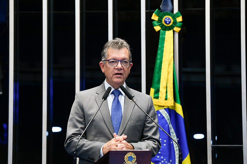 Em discurso, à bancada, senador Laércio Oliveira (PP-SE).
