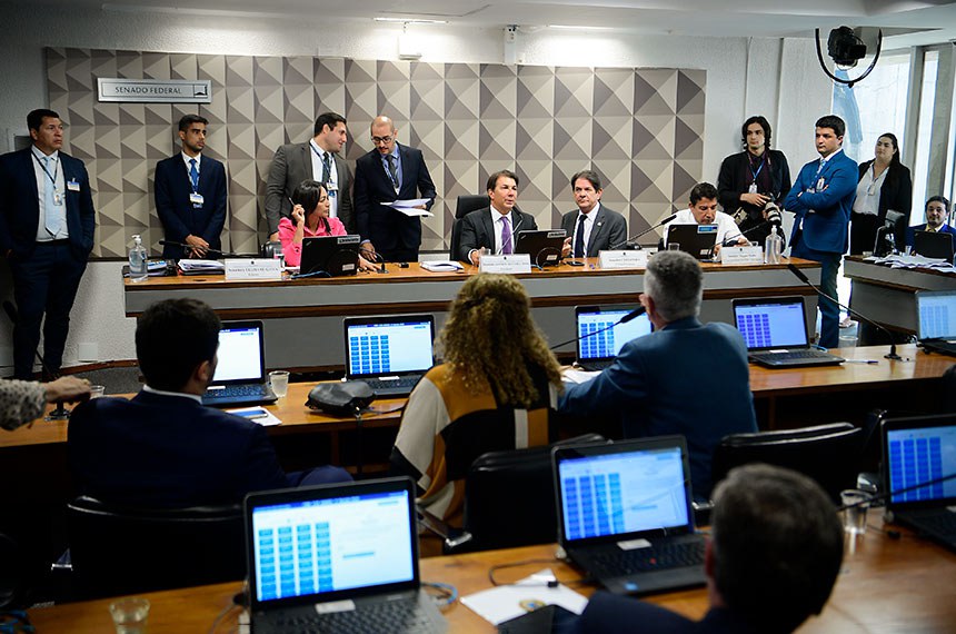A CPMI é formada por 16 senadores e 16 deputados federais titulares, com igual número de suplentes de cada Casa e vai investigar a invasão e depredação das sedes dos Três Poderes em Brasília. 
 
Mesa:
relator da CPMI do 8 de Janeiro, senadora Eliziane Gama (PSD-MA);
presidente da CPMI do 8 de Janeiro, deputado Arthur Maia (União-BA);
vice-presidente da CPMI do 8 de Janeiro, senador Cid Gomes (PDT-CE); 
2° vice-presidente da CPMI do 8 de Janeiro, senador Magno Malta (PL-ES).