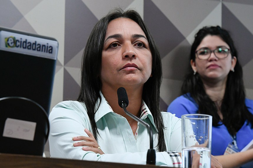 À mesa, relatora da CPMI do 8 de Janeiro, senadora Eliziane Gama (PSD-MA).